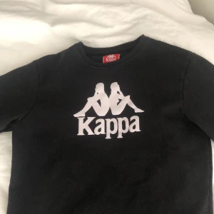 Kappa sweatshirt 🤍 - Oversized vintage kappa sweatshirt, superfin och mysig i fint skick. Jag är en XS/S och passar mig fint oversized. Frakt är gratis 🤍