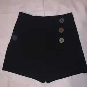 Svarta fina shorts med knappar, använda ett fåtal gånger, storlek S/M, finns i Halmstad men går att fraktas
