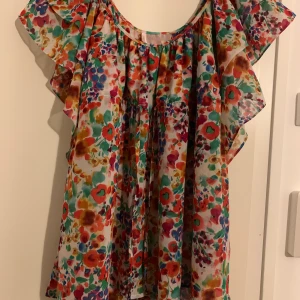 Blus - Tunn, jättefin blus i fina färger från en gammal kollektion på H&M som var lite dyrare som hette ”Garden collection”. 🌿 Man får snygga bröst i den, då man kan knyta åt så som det passar beroende på hur man vill att den ska sitta. 🥰 Man kan nog inte ha för stora bröst dock, bättre för oss med lite mindre 😅. Skicka DM för fler bilder eller frågor! 💕