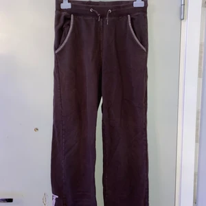 Bruna mjukisar - Bruna mjukisbyxor i rak modell, ljusrosa text nere på benen. Storlek 160/xs <3 för fler bilder eller information skriv privat. Om flera är intresserade blir de budgivning i kommentarerna!