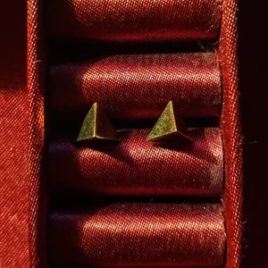 Örhängen pyramid studs - Säljer över 100 plagg! 🤩 Stor mängdrabatt när du köper fler saker! 🤑 Vänta inte för länge då jag flyttar i slutet av September och gör mig av med allt! 