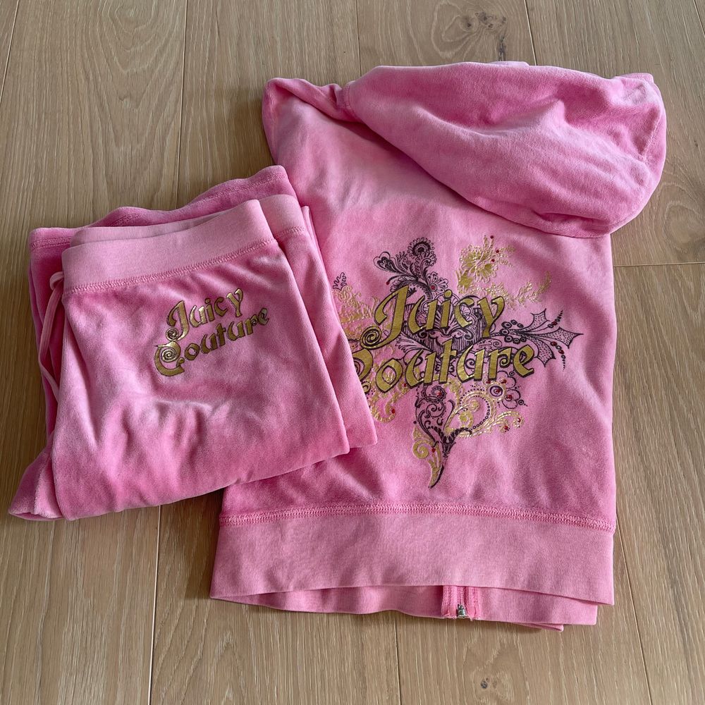Juicy Couture tracksuit Byxor i storlek SđĂktađ innerbenslĂ€ngden Ă€r ca 90cm och byxorna Ă€r i flairemodellđ bara att skriva för fler mĂ„tt eller bilder. (SĂ€ljer Ă€ven matchande tröja i annan annons, men hĂ€r endast byxorna)đ dĂ„ mĂ„nga var intresserade blir det budgivning hĂ€r i kommentarernađ . Jeans & Byxor.