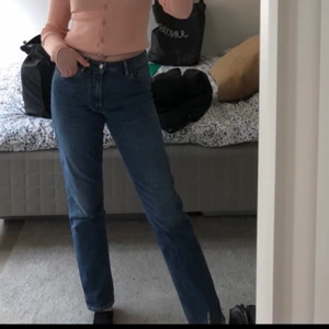 Acne jeans - Säljer mina superfina acne jeans då de är för små. De är i längd 32 och storlek 28 som motsvarar S men passar även XS. Jag är 171cm lång och de är ganska långa på mig. Tror de sitter bäst på någon som är 165-167cm. De är i jättefint skick. Möts helst upp på Södermalm men kan också frakta, står dock ej för frakten. Buda i kommentarerna💓