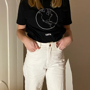 Svart T-shirt  - Svart tröja från lager 157, använd en gång