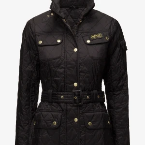 Barbour jacka - Säljer min älskade barbour jacka i strl 34 då jag växt ur den. Använd ett fåtal gånger💕💕