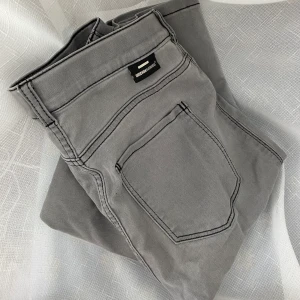 Dr.Denim  - Supersnygga grå jeans från Dr.Denim. Orginalpris 400kr. Riktigt sköna och sitter superbra på! 
