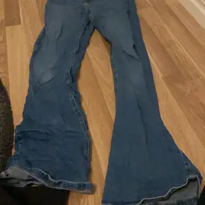 Blåa utsvänga jeans från ginatricot, säljs pga för stora för mig. Skriv gärna privat om ni har några frågor eller vill köpa💙