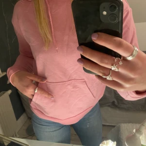 Hoddie - Ljusrosa hoddie från Ystay köpt från Carlings💕. Aldrig använd.