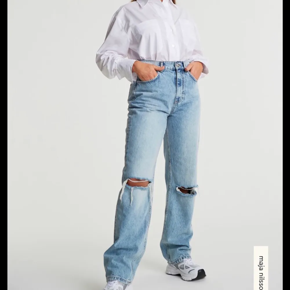 Intressekoll! Någon som är intresserad av att köpa dessa slutsålda jeans från Gina Tricot. De är endast använda en gång och i storlek 32. Säljer de på grund av att de inte kommer till användning. Skriv om ni har några funderingar eller om ni vill ha fler bilder!! Buda i kommentarerna!!. Jeans & Byxor.
