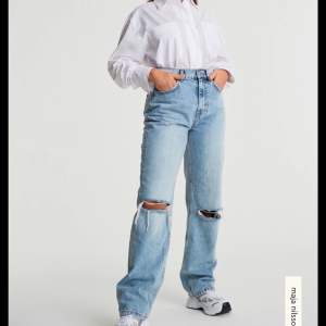 Intressekoll! Någon som är intresserad av att köpa dessa slutsålda jeans från Gina Tricot. De är endast använda en gång och i storlek 32. Säljer de på grund av att de inte kommer till användning. Skriv om ni har några funderingar eller om ni vill ha fler bilder!! Buda i kommentarerna!!
