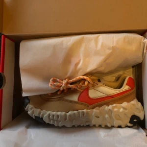 Nike Overbreak Mars Yard - Feta Nike Overbreak mars yard skor - size 9,5 (43) - helt nya, vunna på SNKRS - tar emot bud