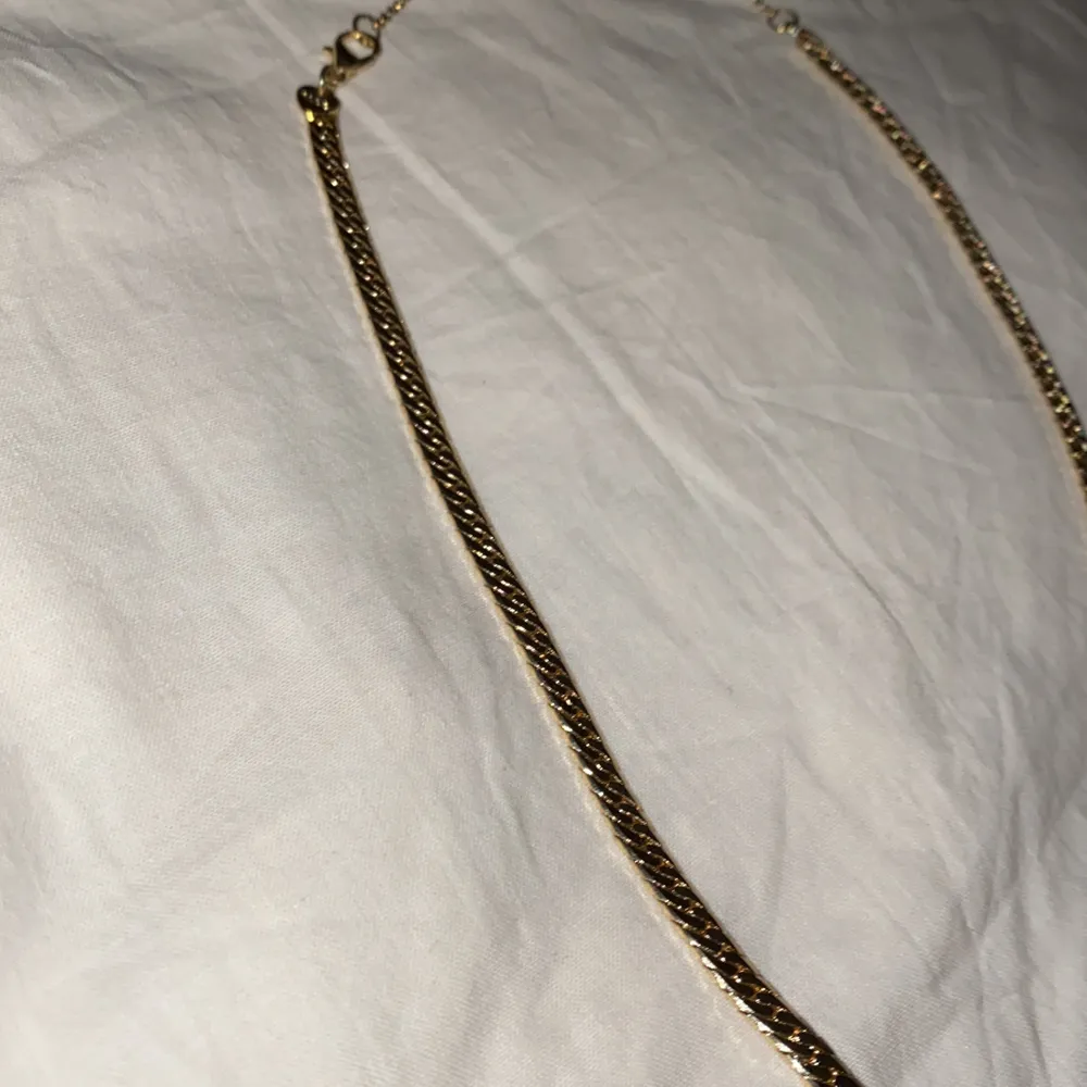 Halsband med ”stelare” kedja. Ca 44 cm. Aldrig använt. . Accessoarer.