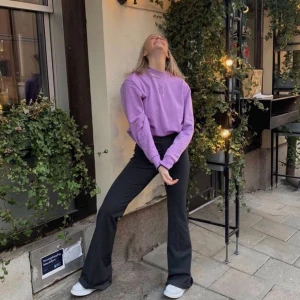 Kostymbyxor - Säljer dessa gråa kostymbyxor från Zara i storlek S som knappt är använda. Väldigt mjuka o sköna. Säljer för 150kr!