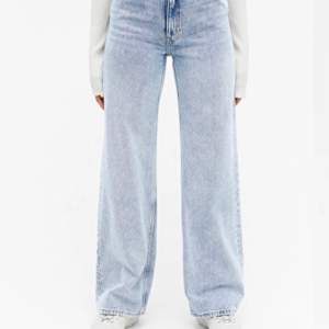 Säljer dessa jeans ifrån monki!😍 I storlek 24, passar mig som är XS, sparsamt använda! Frakt tillkommer