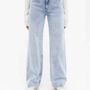 Ljusblå jeans - Säljer dessa jeans ifrån monki!😍 I storlek 24, passar mig som är XS, sparsamt använda! Frakt tillkommer