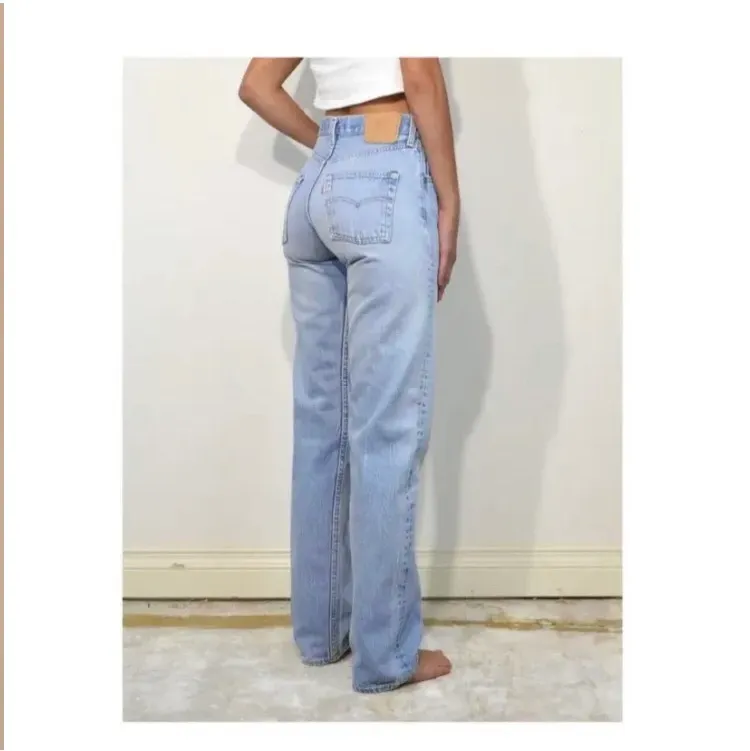 Köpta jeans (bilder från förra säljaren). Fina Levis 501 som inte kommer till användning! Sista bilden beskriver passformen perfekt! Kvaliten super, nästan som nytt :) frakt diskuteras! . Jeans & Byxor.