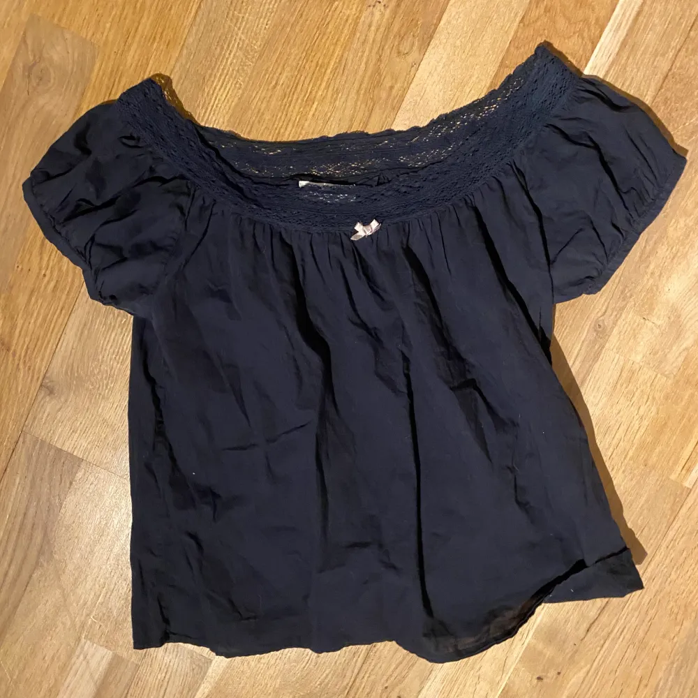 Säljer en jättesöt blus från Odd Molly. Den används inte alls här hemma så bättre att den hamnar någon annan stans. Den är off shoulder men du jag även att ha över axlarna om man vill. Det tillkommer frakt på 45kr💕. Puserot.