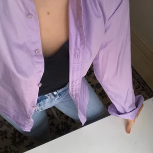 Lila skjorta  - Trendig lila skjorta köpt second hand, så snygg men aldrig fått användning av pga att jag ej tycker färgen passar just mig, passar säkert mkt bättre på någon annan🤎 Bra skick med skönt tyg. Frakt tillkommer på 63kr🤎
