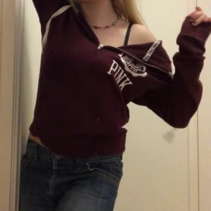 VICTORIA SECRET PINK vinröd hoodie - Skön och bekväm vinröd hoodie från victoria secrets PINK märke i storlek M. 