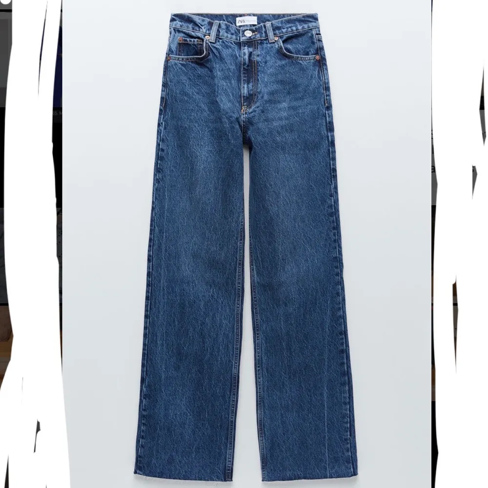 Mörkblå jeans från zara, helt slutsålda på hemsidan. Använda endast 1-3 ggr, därav väldigt fint skick. Går även att klippa ifall dem är förlånga. Skriv om du undrar något eller vill ha egna bilder!🌸 Säljer vid bra bud:) Börjar budgivningen på 100kr. Köp direkt för 250kr!. Jeans & Byxor.