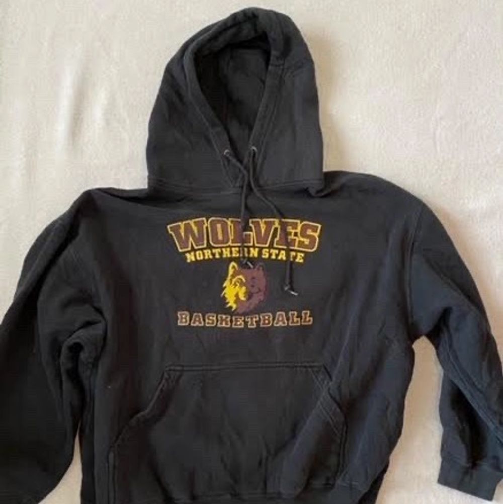Svart Wolves Northern State Basketball-hoodie. Huvtröjor & Träningströjor.