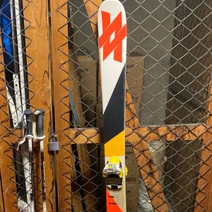 Vökl twintips skidor - 155 cm lättåkta skidor med skön spänst. Går att köpa med pjäxor och stavar om man vill i strl 39 och stavar passar lagom om man kan ha skidorna! Paketpris 1100. Ge mig ett bra bud vid snabb affär annars. Finns i sthlm. Vid intresse finns chimi bredvid.