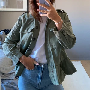 Grön jacka med brodei där bak  - Så fin jacka med broderi där bak, några bollar saknas men syns inte så mycket, storlek S💚🧡💚🤍💜 Frakt 79kr