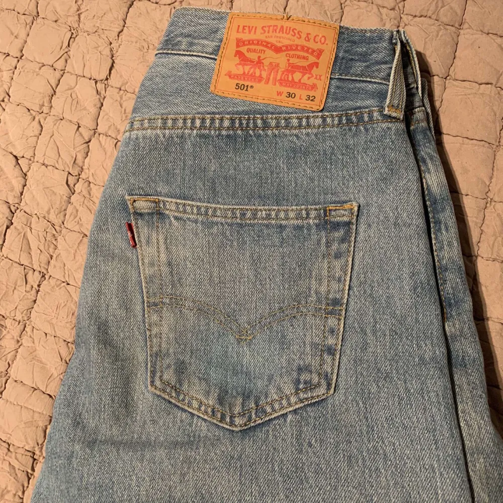 Säljer ett par nyskick blåa Levi’s 501 jeans strlk W30 L32. Budgivning börjar på 250kr och måste höjas med 20kr för att gå om ledande bud. Kan mötas i Varberg annars ligger frakten på 62kr. Jeans & Byxor.