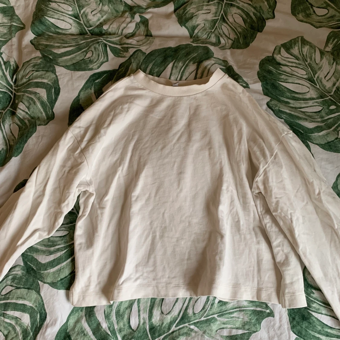 Vit tröja i storlek M