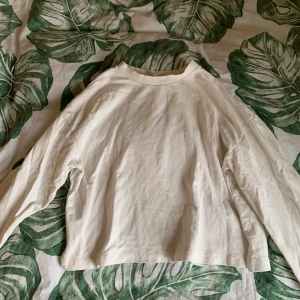 Vit tröja i storlek M - Den här har jag använt en del men den är i fint skick förutom att kragen är lite slapp.