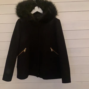 Zara jacka  - Svart vinterjacka från Zara, storlek M🖤 köparen står för frakten! 