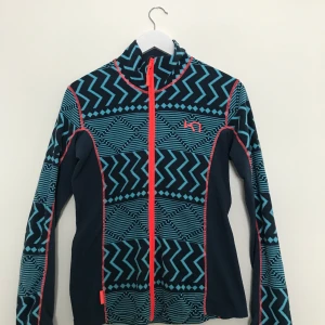 Karitraa fleecejakke str M - Fleecejakke fra Karitraa selges i størrelse M. I veldig fin stand.