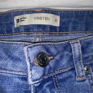 Jeans från gina tricot - Storlek 38. Användt en gång , passar inte mig längre 