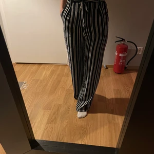 Sommar byxor  - Härliga byxor från H&M, storlek 34