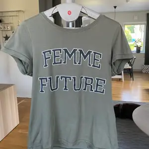 En mörkgrön t-shirt med texten ”femme future” Storlek XS men funkar även på mig som numera är storlek S. Säljs pga att den inte används ofta längre. Buda i kommentarerna om flera vill ha den, priset går att förhandla. Köparen står för frakt