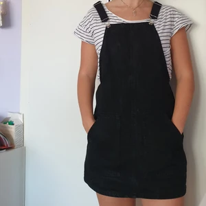 Hängselklänning, storlek S, 38 - Hängselklänning i svart denim material - ser något urtvättad ut - använd 1 gång. Längd 60 cm. Slutpris tillsammans med frakt 82 + 48 = 130 kr ❣