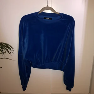 Luftig tröja i velour  - Alla plagg jag säljer är i fint skick. Tvättludd kan förekomma. Har du frågor om plagget? Skicka ett meddelande! 