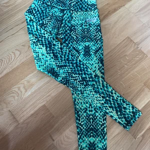 Träningstights ormmönster XS - Träningstights i ormmönster storlek XS Sparsamt använt    Kan mötas haninge-Sthlm city  Kan skicka om du står för frakten Swish eller kontant 