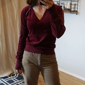 Vinröd sammetströja - Supersnygg vinröd unik vintage sammetströja. Köpt på humana. Första bilden är mest lik den riktiga färgen. Jag är 160 och har storlek S/M. 
