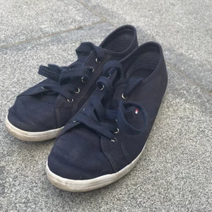 Mörkblå tygskor - Snygga tygskor från Hilfiger. Säljer för de passar inte riktigt mig, sällan använda