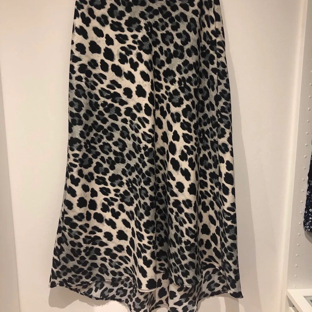 Säljer min superhärliga kjol från Zara i leopardmönster🐆 Den är sparsamt använd så i väldigt fint skick! Kjolen passar perfekt till söta toppar men även till en tjockare tröja en sen sommarkväll☀️ Köparen står för frakt❣️ (100 + frakt). Kjolar.