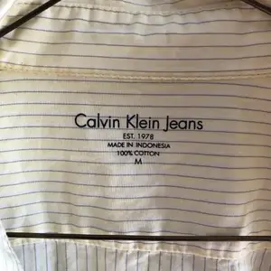 Fin Calvin Klein skjorta! Lite beige/gul nyans. Bra skick, storlek M (tror herr) 💞