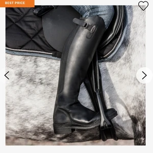 CRW ridstövlar fint skick - Säljer dessa ridstövlar köpta på hööks! Superfina i bra skick men ingångna så de är sköna! Säljer då dessa är lite stora i vaden men annars väldigt sköna. Fungerar både vinter som höst🥰 nypris 1.399