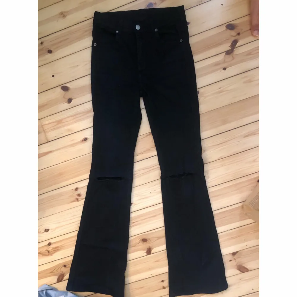 Svarta bootcut jeans från dr denim. Nästintill oanvända. Liknar första bilden, men olika hål. Köpt för 500kr säljer för 150kr. . Jeans & Byxor.