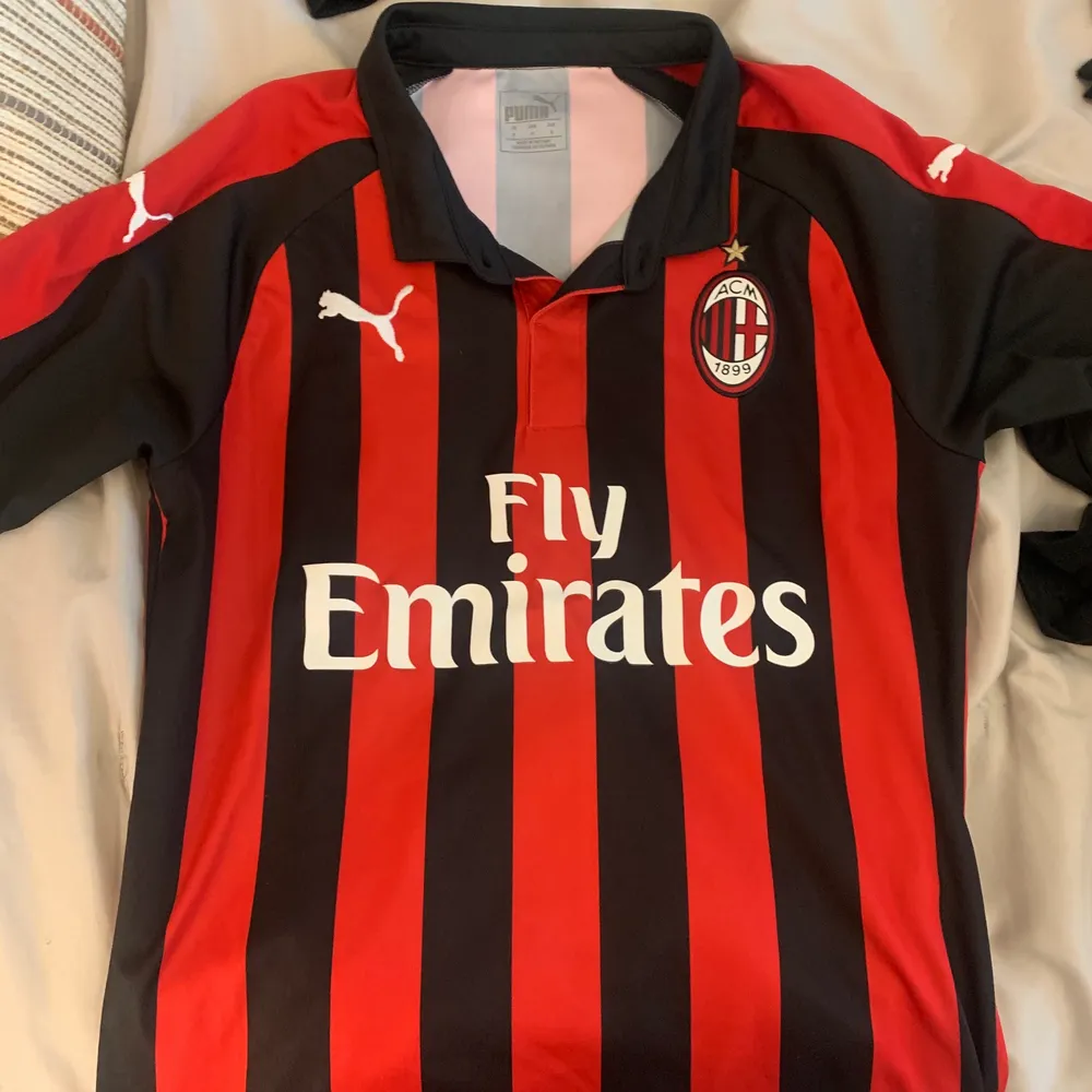 Fantröja från AC Milan by Puma. 100% äkta, köpt i Italien. . T-shirts.