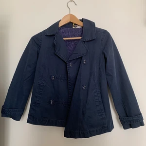 ROXY höstjacka - Säljer min älskade älskade Roxy höstjacka , den är marinblå med fina knappar , passar värkligen perfekt till allt  , den är mycket varsamt använd 💎
