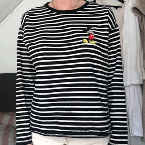 Randig zara tröja  - Zara x Disney tröja i storlek L men skulle säga att den sitter lite som en 36a