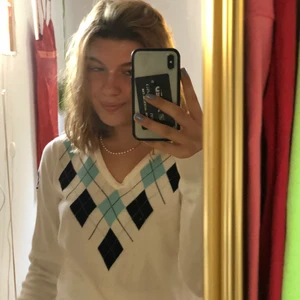 Skitsnygg tröja - Vintage långärmad tröja köpt i nån secondhand i Stockholm. Hör av er vid fler frågor✨