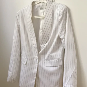 Vit kavaj från Nelly - Vit lite oversized kavaj med små svarta streck från Nelly. Använd en gång. 💓