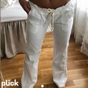 Roxy linnebyxor  - Lågmidjade linnebyxor från roxy, nyinköpta i storlek S. Fick dem i födelsedags present, men tyvärr inte riktigt min stil. Bilderna är lånade!!